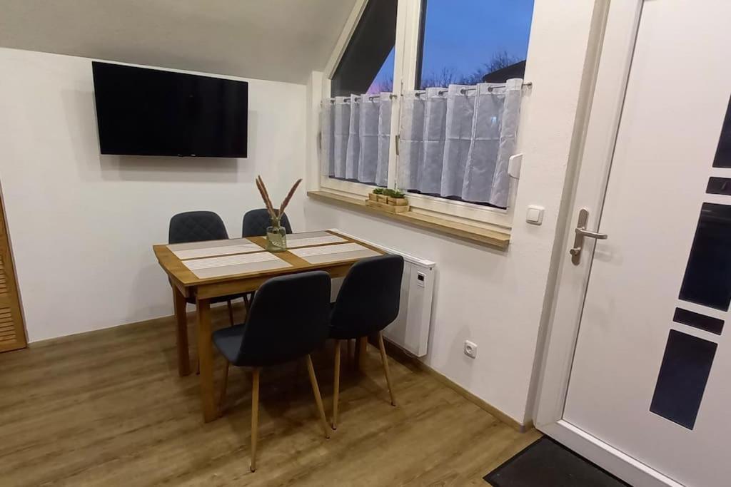 Kleine, Gemuetliche Dachgeschosswohnung Laudenbach  Buitenkant foto